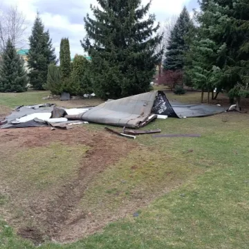 W Drzewniaku w Radomsku wiatr zerwał dach