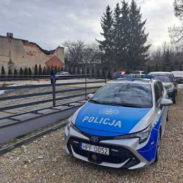 Ściana budynku zawaliła się na samochód przy ul. Przedborskiej w Radomsku