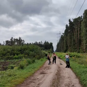 Uczniowie sprzątają świat