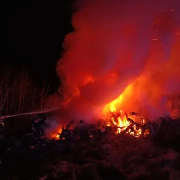 Płonął stos drewna i gałęzi. Interweniowały lokalne jednostki OSP