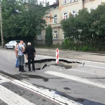 Potężna dziura w jezdni na ul. Krasickiego w Radomsku