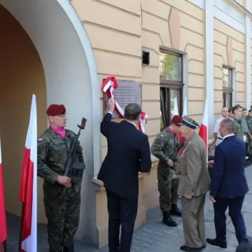 Odsłonięcie tablicy poświęconej żołnierzom KWP
