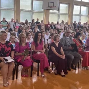 Zasłużone wakacje. Uczniowie „Jedynki” uroczyście zakończyli rok szkolny