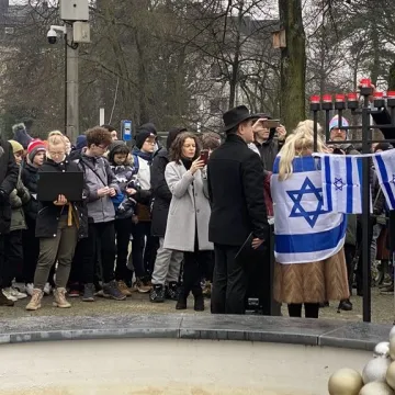 Chanuka w Radomsku. Było odpalenie świec, śpiew i pączki