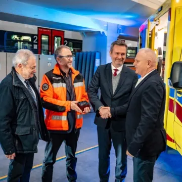 150 lat odpowiedzialności. NEWAG przekazuje nową karetkę