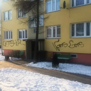 Wandale pomazali bloki przy ul. Krakowskiej