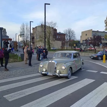Zlot i parada zabytkowych samochodów w Święto Niepodległości w Radomsku