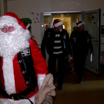 Klub Motocyklowy Czarny w roli św. Mikołaja 