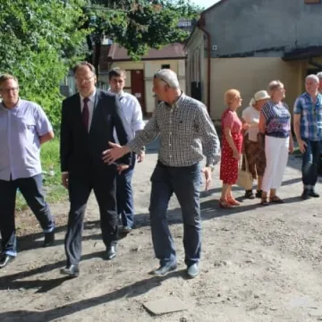 Spacer z rewitalizacją w tle