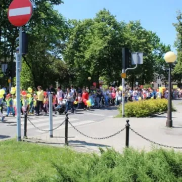 Barwny korowód z okazji Dnia Dziecka