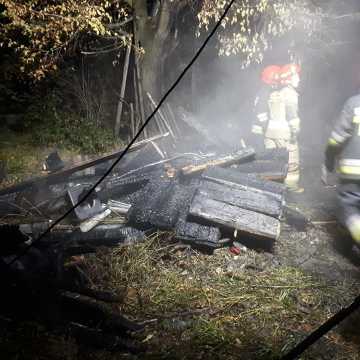 W Woli Kuźniewskiej spłonął pustostan. Pięć jednostek straży w akcji gaśniczej