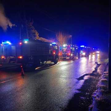 [WIDEO] Pożar domu w Kamieńsku. 75-letnia kobieta została przewieziona do szpitala