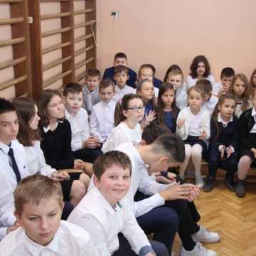 Uroczystość przekazania sztandaru i nadania imienia szkole w Pławnie
