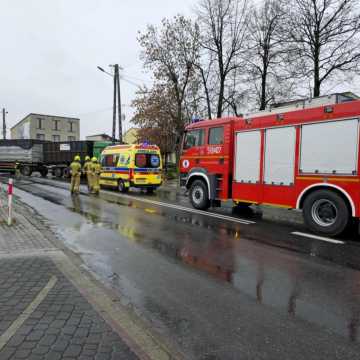 Wypadek w centrum Kamieńska. 25-latek został przewieziony do szpitala