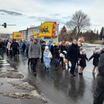 [WIDEO] Orszak Trzech Króli 2025 w Radomsku. „Kłaniajcie się królowie!”