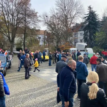 Centrum Radomska w zabytkowych samochodach