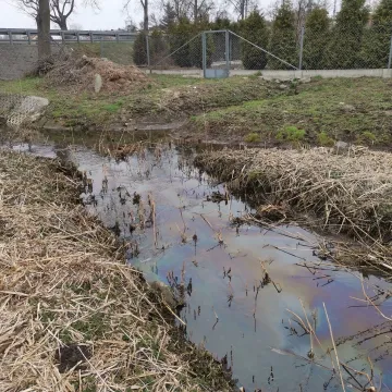 Strażacy z KSRG OSP Kamieńsk usuwali zagrożenie chemiczno- ekologiczne