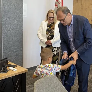 Energetyczne tornistry trafiły do pierwszoklasistów z Radomska