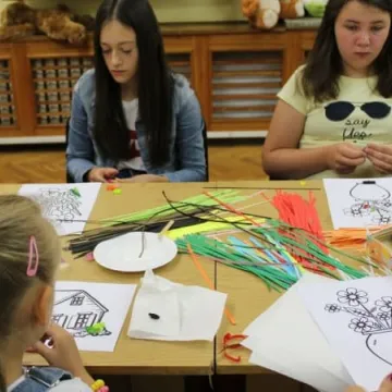 Warsztaty quillingu w bibliotece