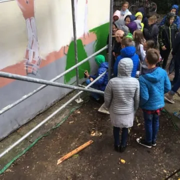 Malowanie muralu w bibliotece rozpoczęte