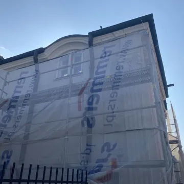 Trwa remont biblioteki w Radomsku. Zmienia się wnętrze i elewacja budynku