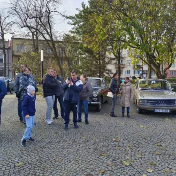 Zlot i parada zabytkowych samochodów w Święto Niepodległości w Radomsku