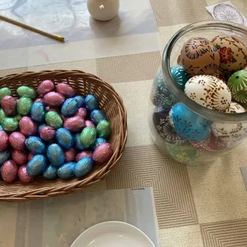 Powrót do korzeni. Uczestnicy warsztatów tworzyli pisanki batikowe w Muzeum Regionalnym w Radomsku