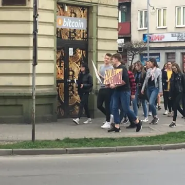 Uliczny happening uczniów Mechanika