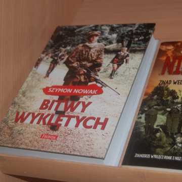 Dzień Żołnierzy Wyklętych w Radomsku. Wystawy w muzeum i bibliotece, MDK ze specjalną audycją