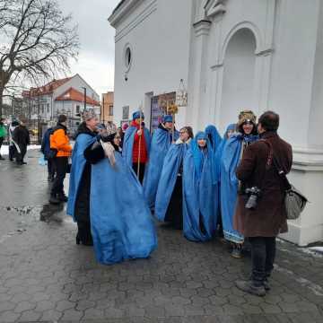 [WIDEO] Orszak Trzech Króli 2025 w Radomsku. „Kłaniajcie się królowie!”