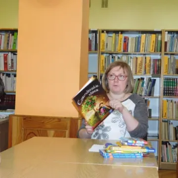 Popołudniowe czytanie w bibliotece