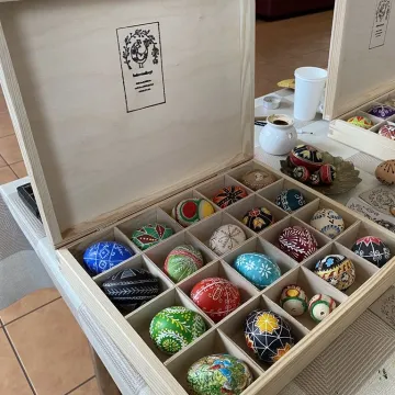 Powrót do korzeni. Uczestnicy warsztatów tworzyli pisanki batikowe w Muzeum Regionalnym w Radomsku