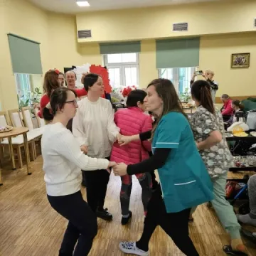 Patriotycznie i tanecznie. Uczestnicy WTZ odwiedzili DPS w Radomsku