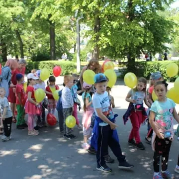 Barwny korowód z okazji Dnia Dziecka