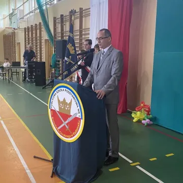 Zasłużone wakacje. Uczniowie „Jedynki” uroczyście zakończyli rok szkolny