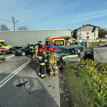 Wypadek w Okrajszowie. Dwie osoby trafiły do szpitala