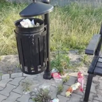 Bałagan na ścieżce do pomnika na Kopcu