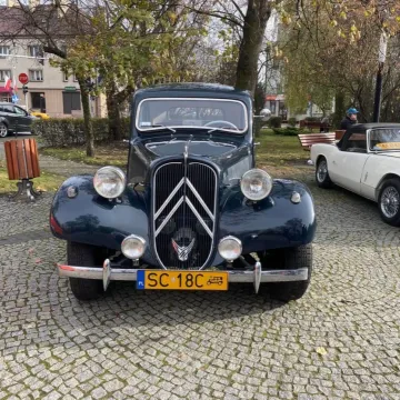 Centrum Radomska w zabytkowych samochodach