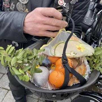 Tłumy motocyklistów i mieszkańców w Strzałkowie. Kolejna Moto Święconka za nami