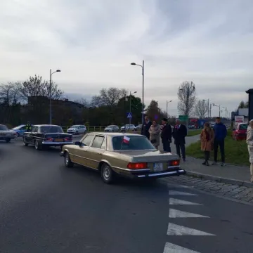 Zlot i parada zabytkowych samochodów w Święto Niepodległości w Radomsku