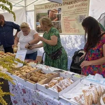 Kulinarna uczta przed starostwem w Radomsku
