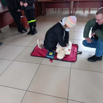 AED już dostępny na budynku OSP Pławno