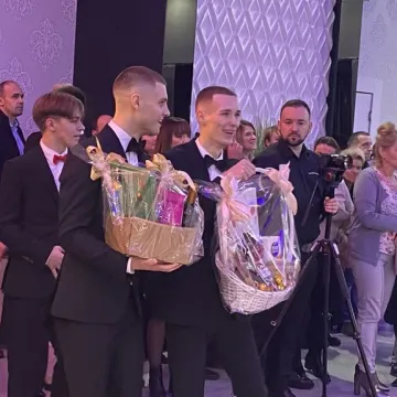 Szampańska zabawa studniówkowa ZSE w Radomsku