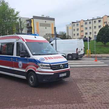 Wypadek na ul. Armii Krajowej w Radomsku. 22-letnia kobieta została przewieziona do szpitala