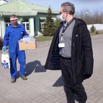 Pracownicy PKO BP w Radomsku wykonali i przekazali przyłbice ochronne