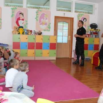 Strażacy szkolą przedszkolaków