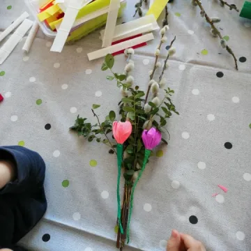 Dzieci tworzyły wielkanocne palmy