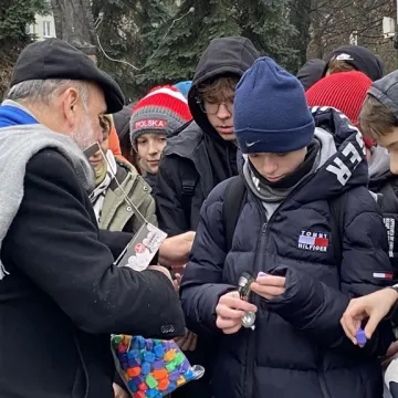 Chanuka w Radomsku. Było odpalenie świec, śpiew i pączki