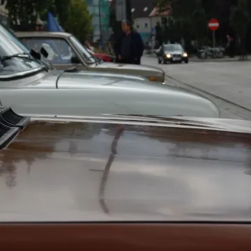 Maluchy, Łady i Cadillaki - wystawa samochodów przed Muzeum Regionalnym w Radomsku