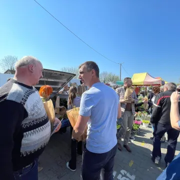 Sadzonki drzew od PiS i Nadleśnictwa Radomsko